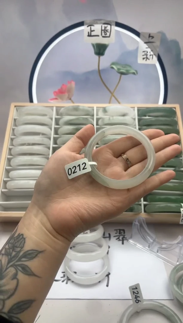 未镶嵌手镯石英质玉0212