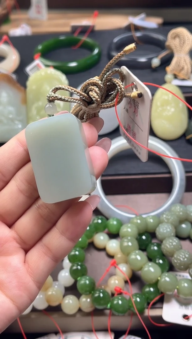 吊坠(不含链)未镶嵌和田玉且末青白 无事牌9014927