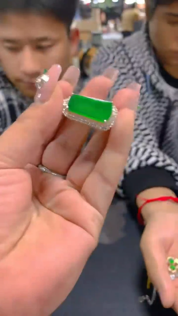 【闪购商品】翡翠吊坠(赠链)未镶嵌0900698616多样性发其一