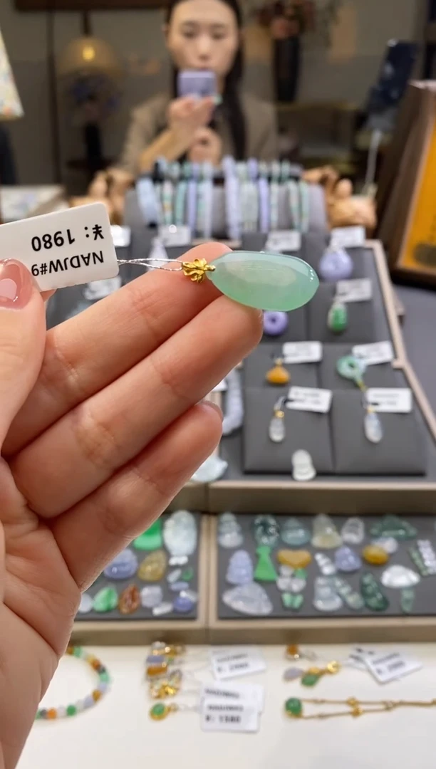 颈饰18K金镶嵌翡翠福瓜