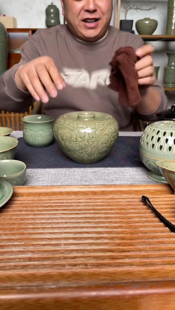 【闪购商品】其他吴琼 纯手工橄榄绿牡丹纹苹果尊