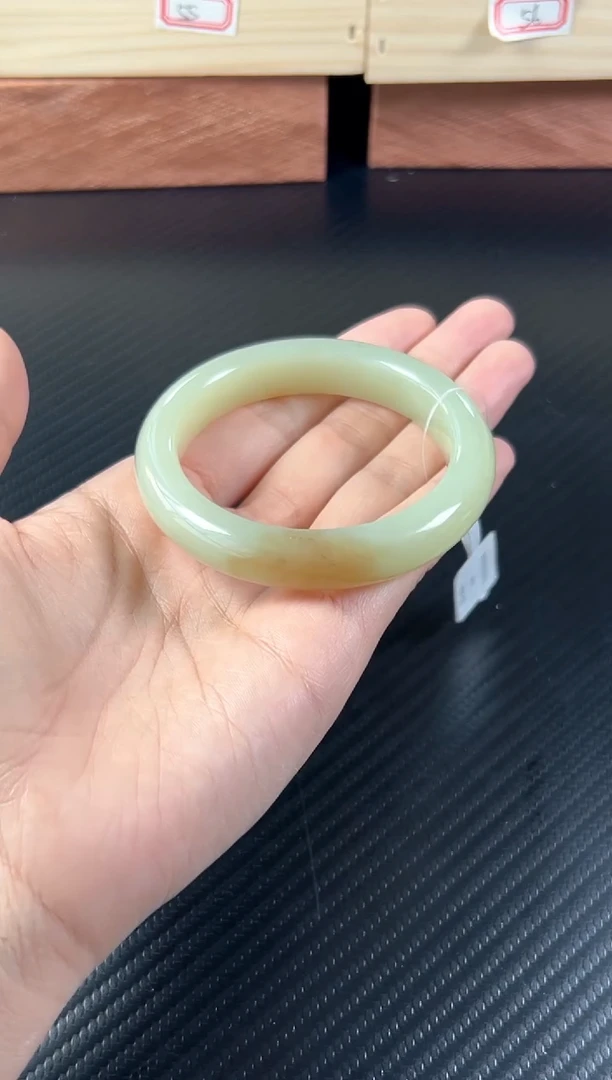 未镶嵌手镯和田玉且末微色差近2矿54+m