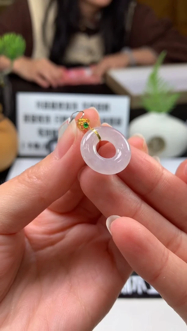 颈饰未镶嵌翡翠刘**姐---124430