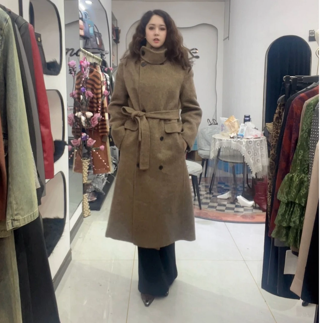 羊毛大衣是一件非常经典，优雅的服装，穿上衬衣更有气质，更具品味