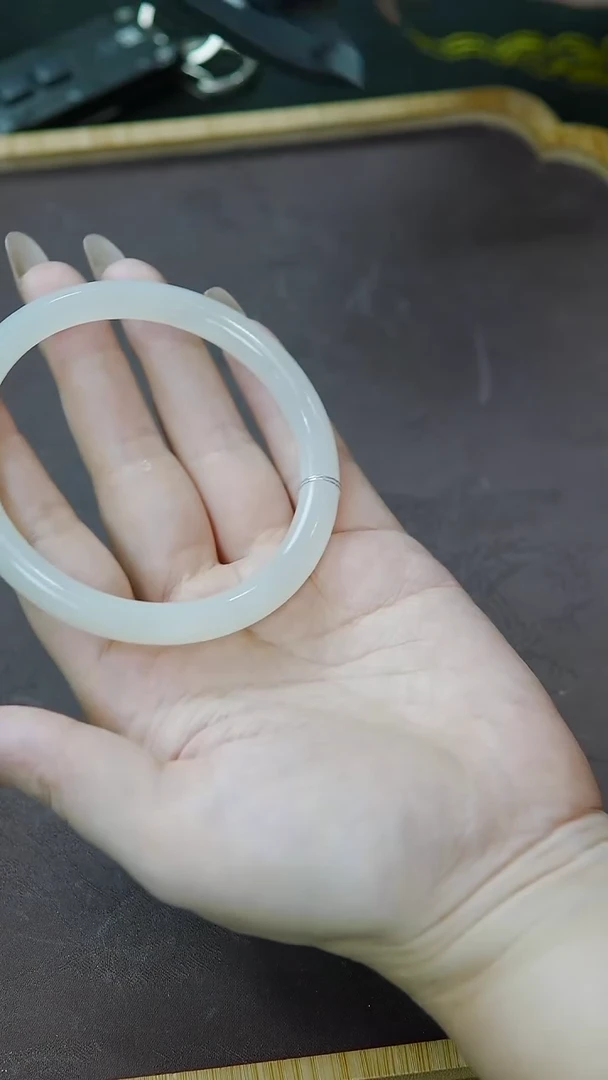 未镶嵌手镯和田玉59圈口 浅晴水手镯