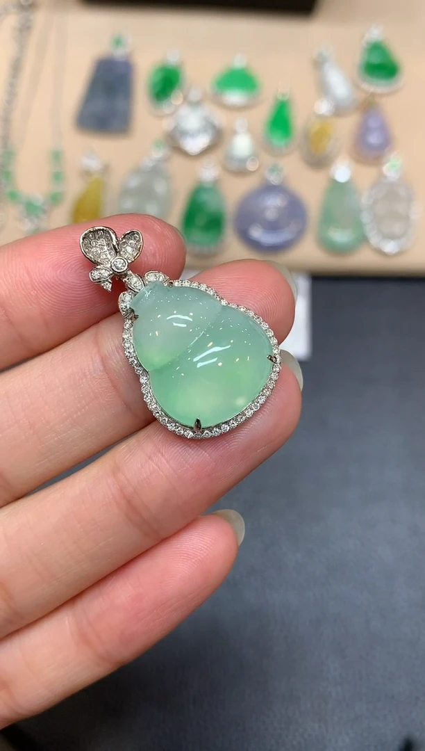 颈饰18K金镶嵌翡翠葫芦【无服务费