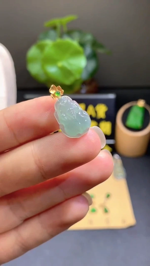 颈饰18K金镶嵌翡翠翡翠A货