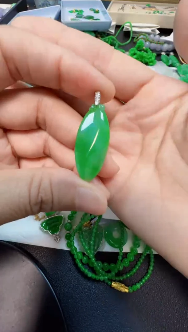 吊坠(不含链)18K金镶嵌翡翠5800