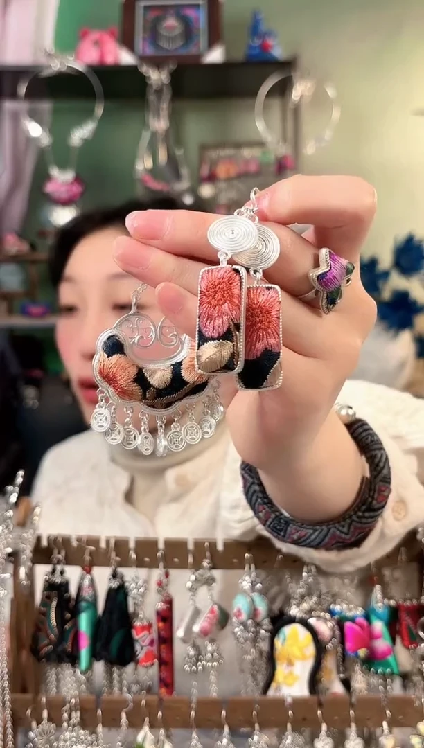 彩云南阁非遗老绣饰品584*