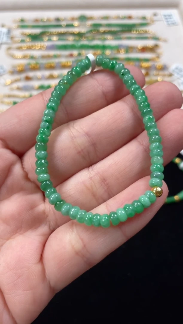 足金镶嵌手串翡翠一条   P381