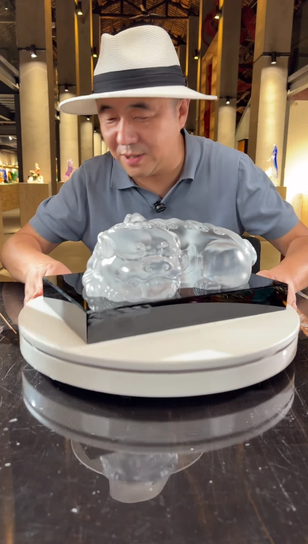 摆件CS0202040白玉色卧福貔貅+300*200黑水晶底座