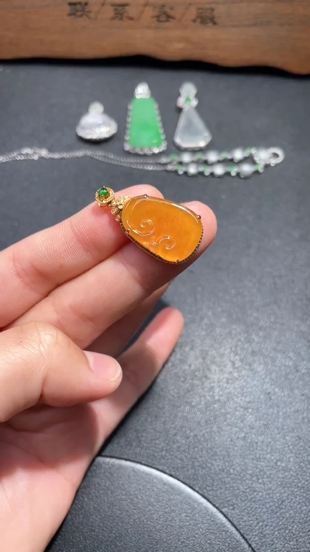 颈饰18K金镶嵌翡翠31