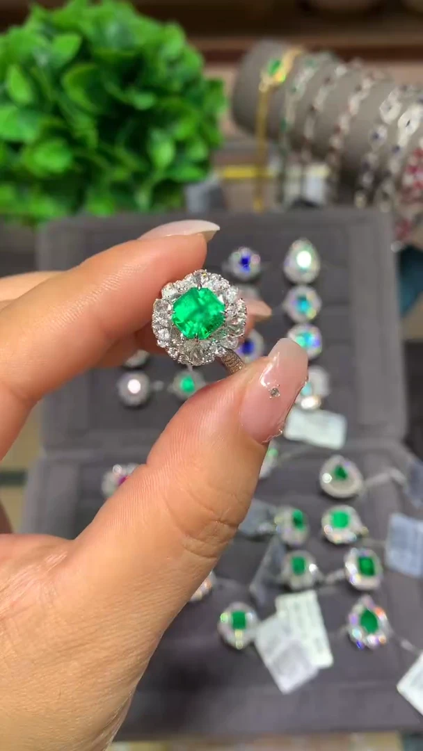 18K金镶嵌戒指祖母绿1.67ct