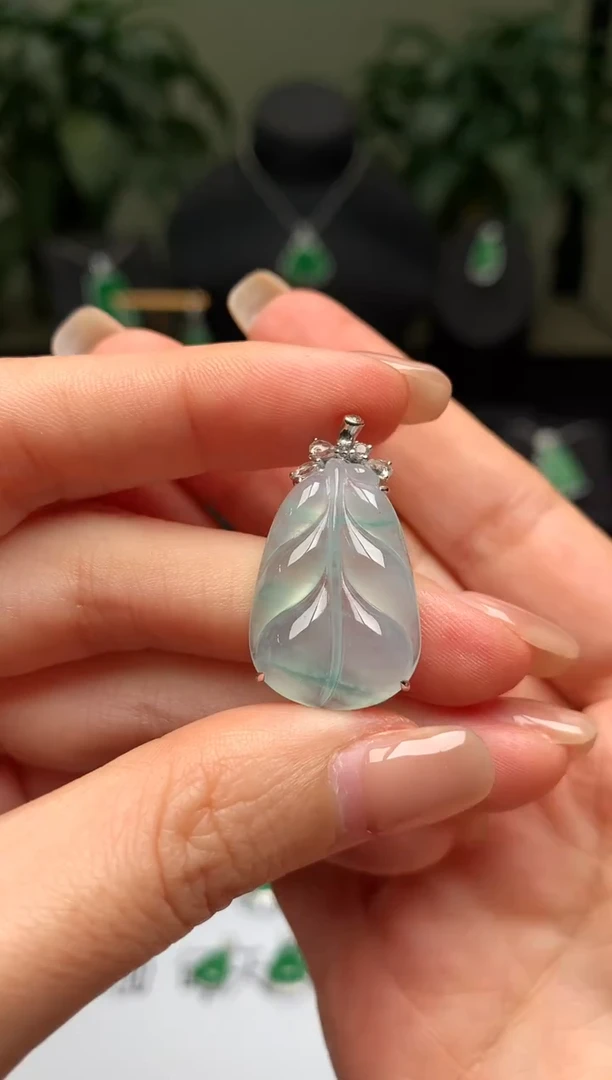 颈饰18K金镶嵌翡翠叶子