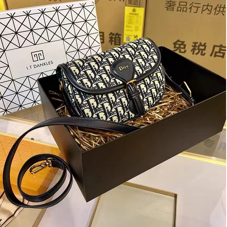 12奢品定制时尚小包包女时尚锁扣刺绣马鞍包百搭单肩斜挎包