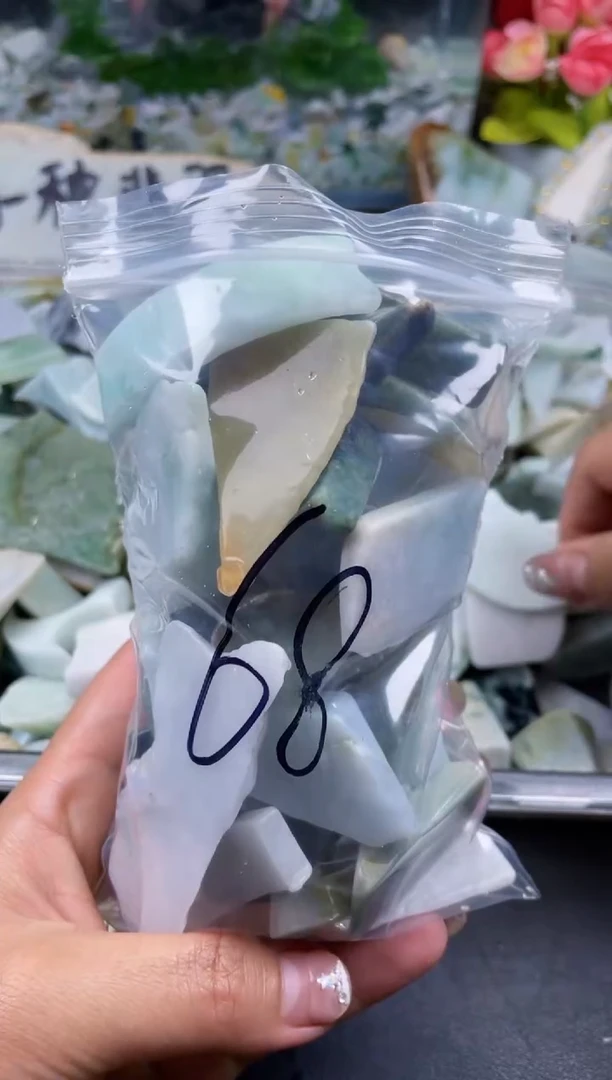 【闪购商品】翡翠颈饰未镶嵌天然翡翠边角大号500克68