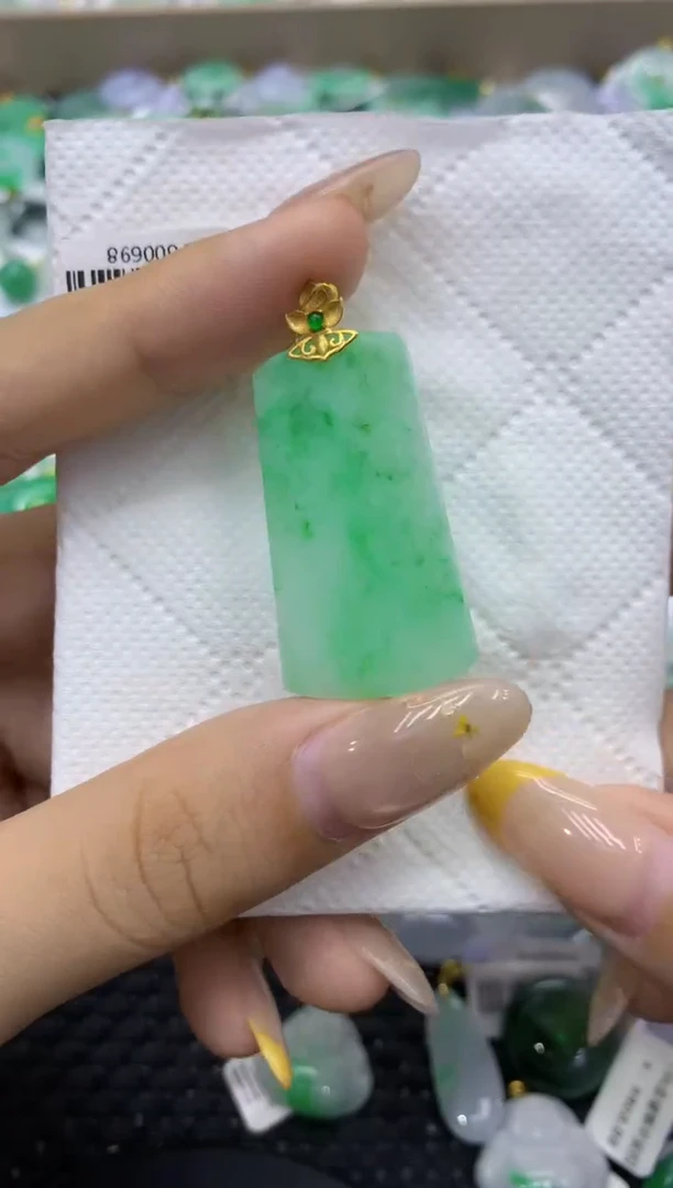 颈饰18K金镶嵌翡翠天然缅甸翡翠A货