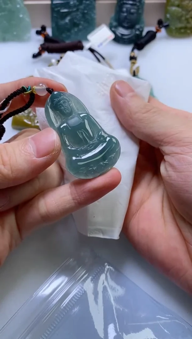 翡翠未镶嵌颈饰