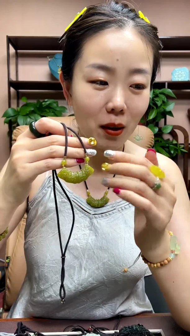 岫玉未镶嵌颈饰多样性发货发其中之一