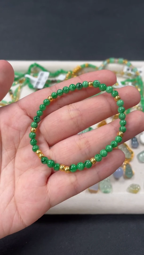 翡翠足金镶嵌套链一条   P568