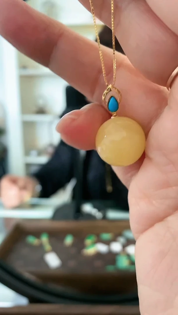 蜜蜡颈饰18K金镶嵌吊坠