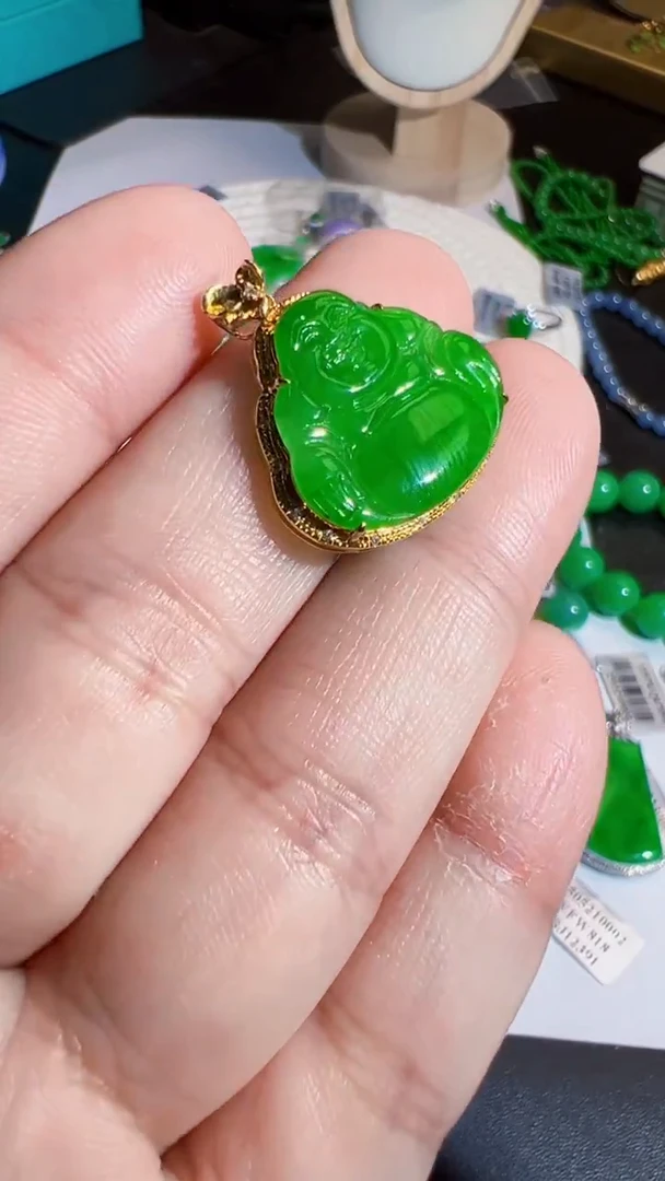 翡翠18K金镶嵌颈饰佛