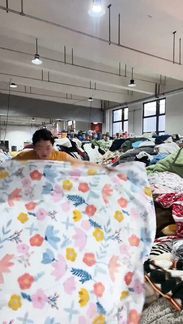 混纺主播手上展示的产品