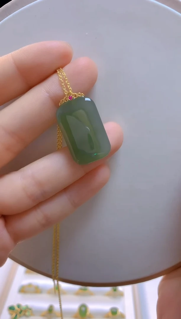 和田玉18K金镶嵌吊坠(赠链)无事牌