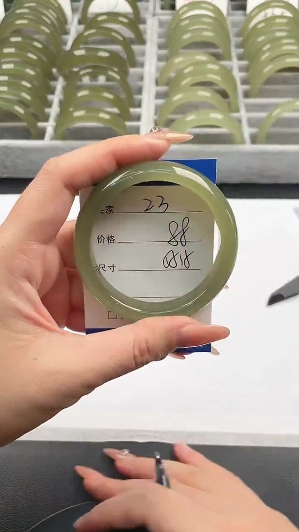 未镶嵌手镯石英质玉湖水绿