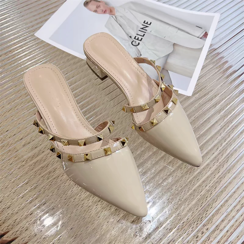 2025年新款尖头粗跟高级感包头拖一脚蹬中跟铆钉法式外穿半拖鞋女