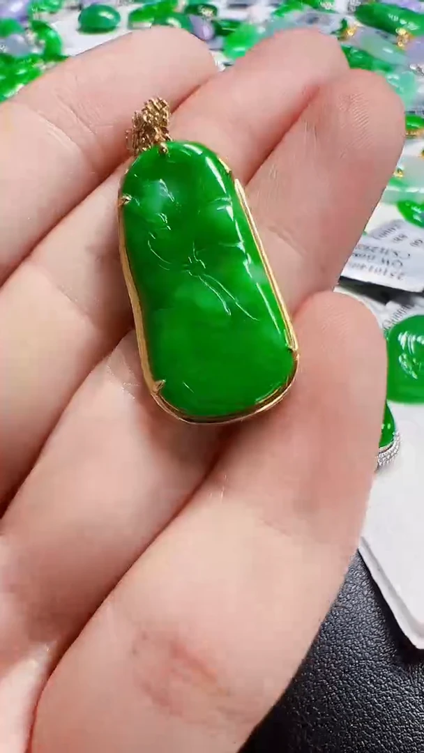 颈饰18K金镶嵌翡翠荷叶