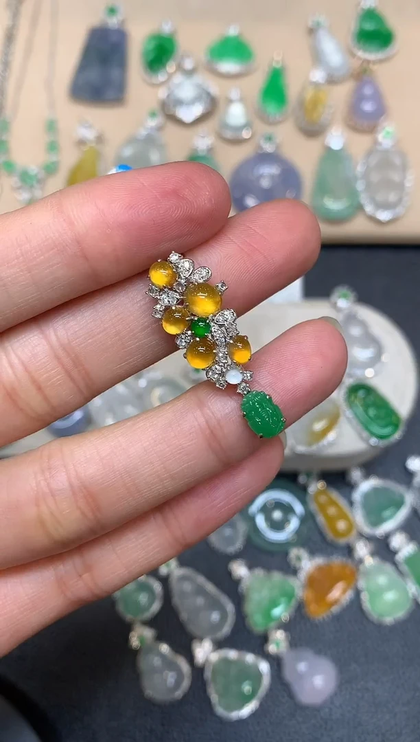 颈饰18K金镶嵌翡翠多宝【无服务费