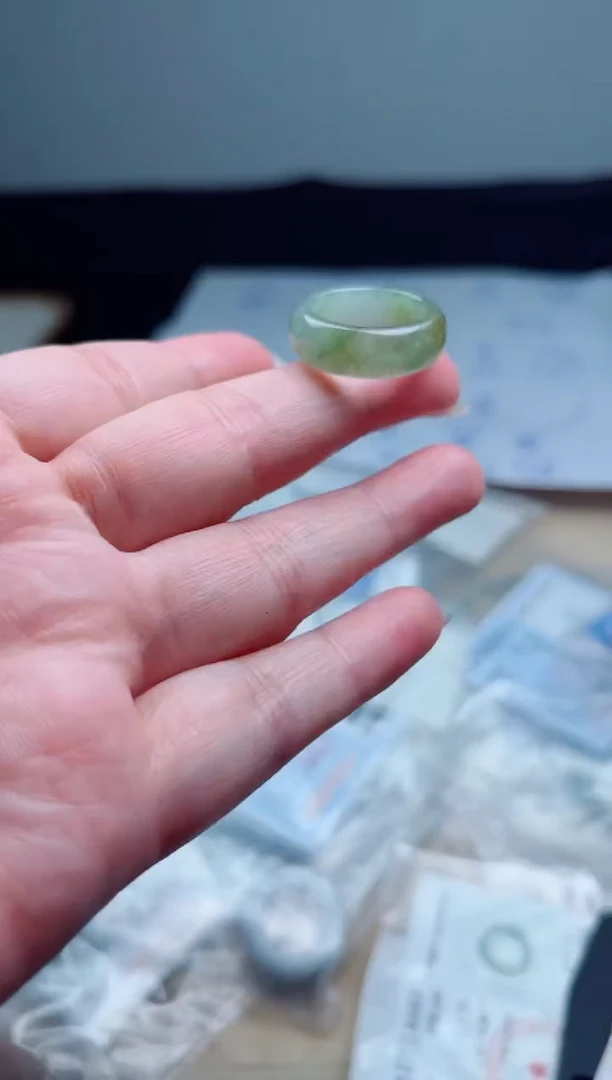 翡翠未镶嵌颈饰戒圈