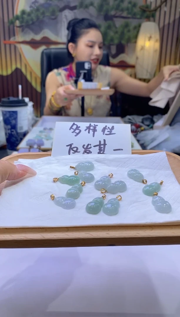翡翠18K金镶嵌颈饰多样性仅发其一9619