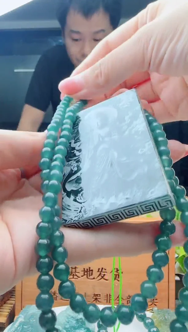 翡翠未镶嵌颈饰多样性发货其中一件