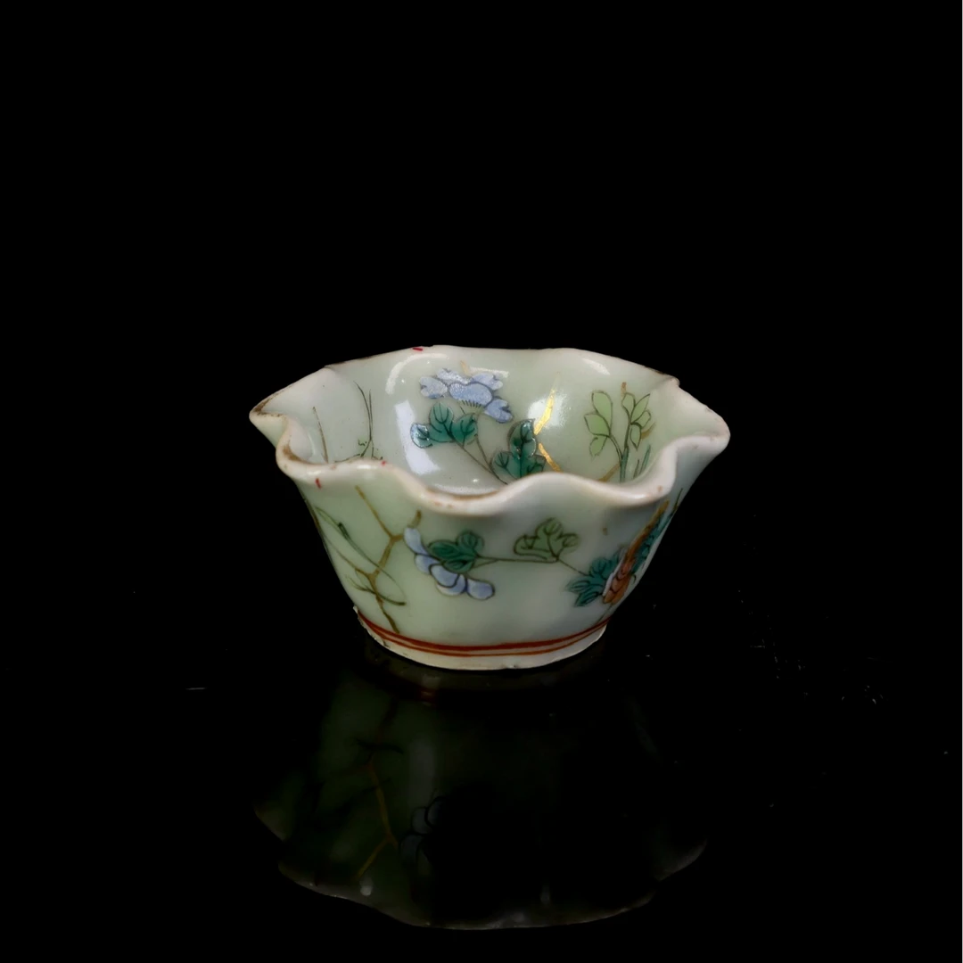 17.清晚期青釉粉彩飞黄腾达花口杯