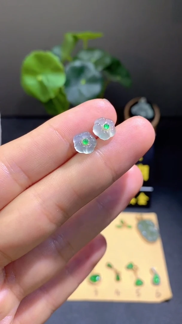 颈饰18K金镶嵌翡翠翡翠A货