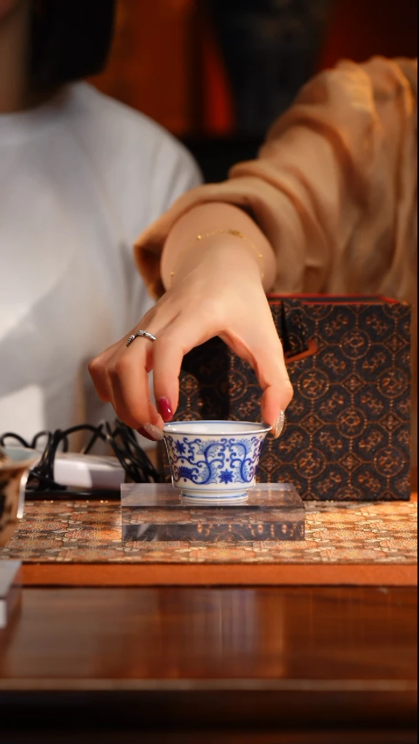 M司陶坊釉里红马蹄小杯