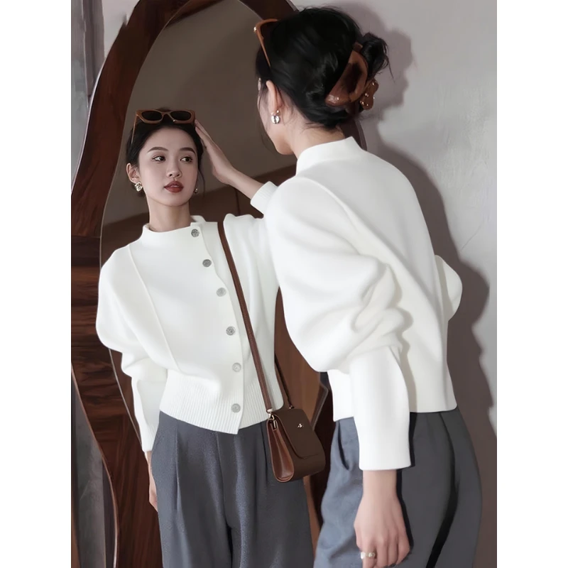冬季韩里韩气穿搭轻奢高级感巨好看洋气减龄小众不撞款白色针织衫