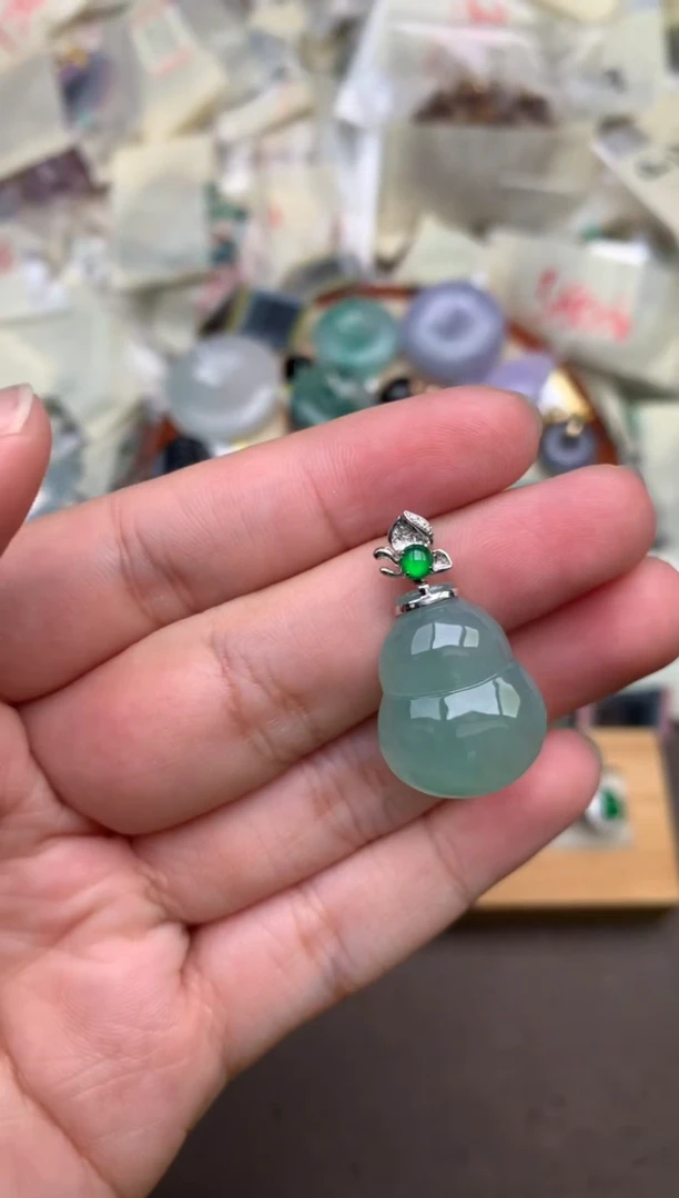 翡翠挂件18K金镶嵌—