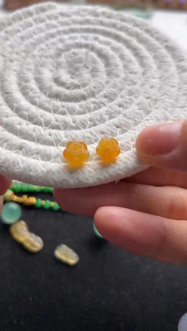 定制翡翠未镶嵌黄莲花珠一对2000