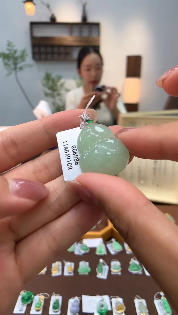 颈饰18K金镶嵌翡翠葫芦