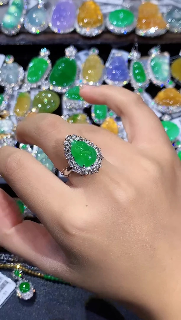 18K金镶嵌戒指翡翠多样性发其一