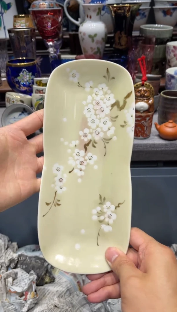 瓷片浮雕梅花长盘