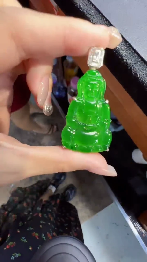 定制翡翠未镶嵌翡翠A货有轻微色差属于正常现象，观音1