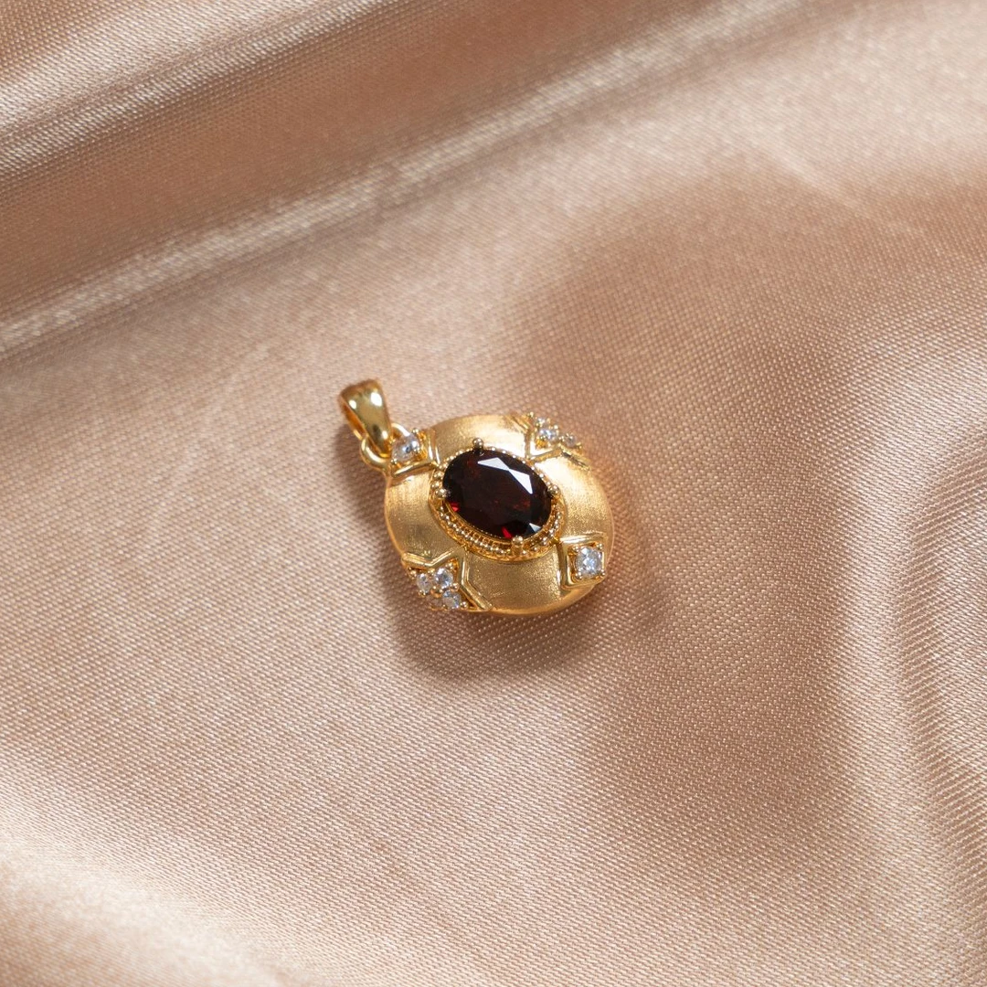 【合成/培育】鸽子蛋吊坠 18K金合成锆镶嵌石榴石