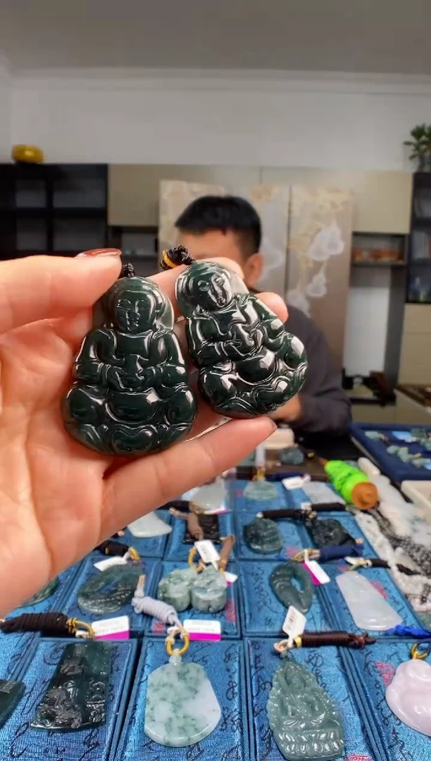 颈饰未镶嵌翡翠  多样性发其一