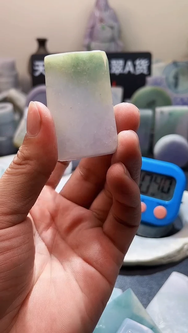 翡翠挂件未镶嵌翡翠