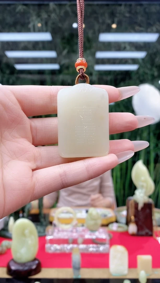 未镶嵌和田玉挂件金***园闪购糖白安康牌（有青花点）