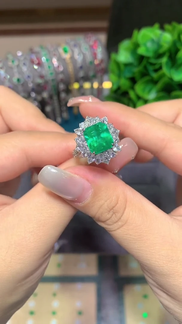 18K金镶嵌戒指祖母绿4.07ct